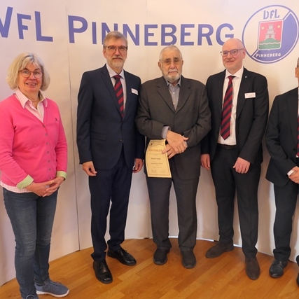 Fünf Personen stehen vor einem Hintergrund mit dem Logo von VfL Pinneberg; einer hält eine Urkunde in der Hand.