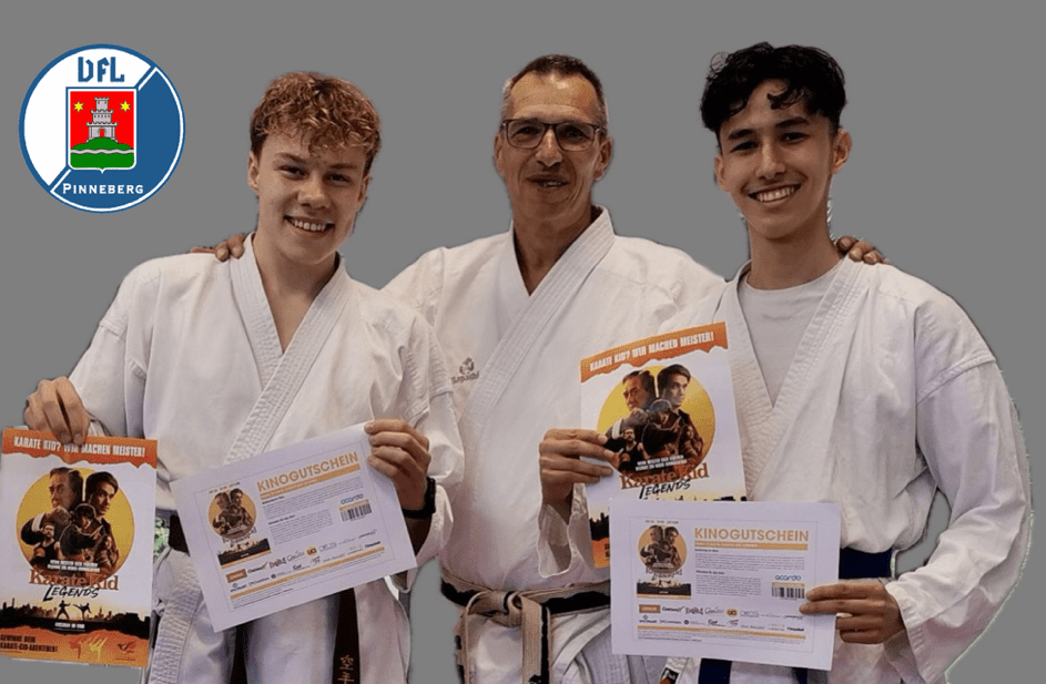 Drei Karateka in weißen Anzügen halten Urkunden und Plakate mit Kinogutscheinen vor grauem Hintergrund.