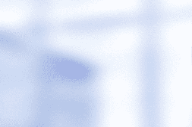 Nahaufnahme eines Arztes in Wei&szlig; mit Stethoskop und blauer Patientenakte in den H&auml;nden. Hintergrund unscharf.