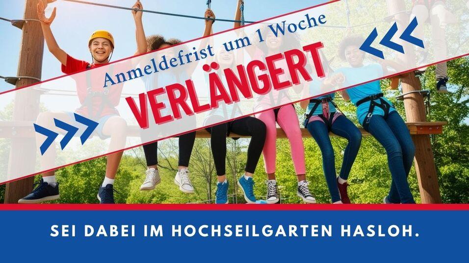 Gruppierung von Kindern und Jugendlichen in Sicherheitsgeschirren, die an einem Hochseilgarten-Gerüst sitzen.