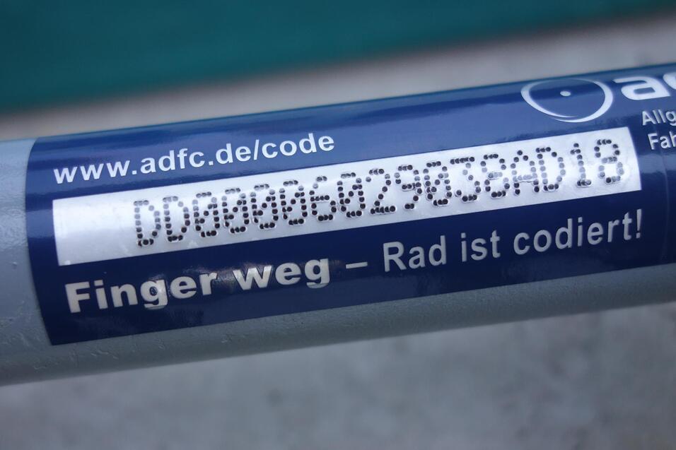 Nahaufnahme eines Fahrradrahmens mit einem Aufkleber zum Codieren und Schutz vor Diebstahl.