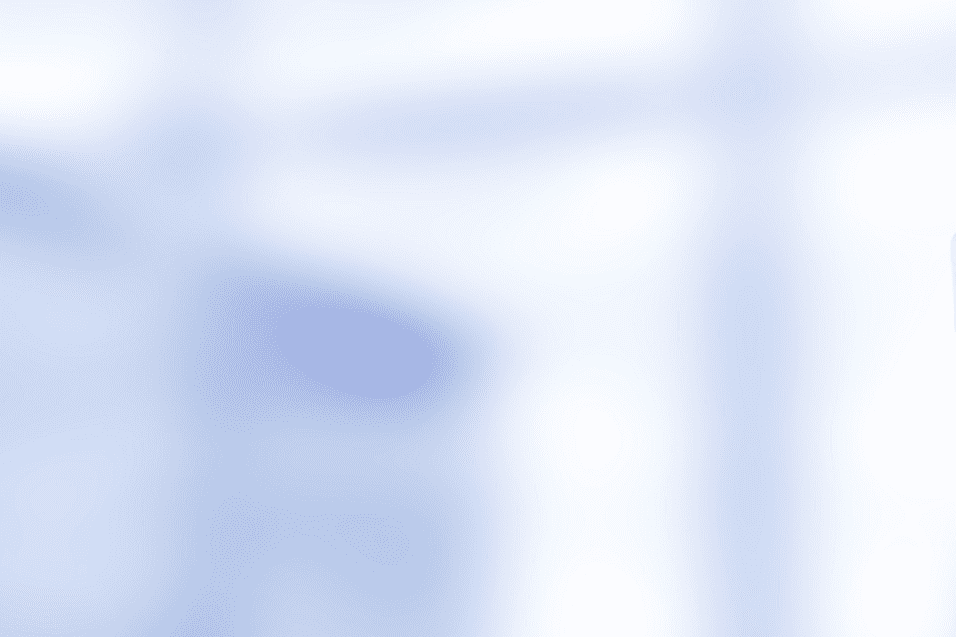 Nahaufnahme eines Arztes in Wei&szlig; mit Stethoskop und blauer Patientenakte in den H&auml;nden. Hintergrund unscharf.