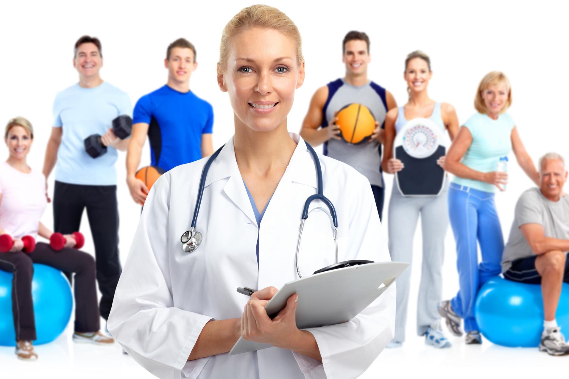&Auml;rztin mit Stethoskop h&auml;lt Notizen vor einer Gruppe sportlicher Menschen in Fitnesskleidung.