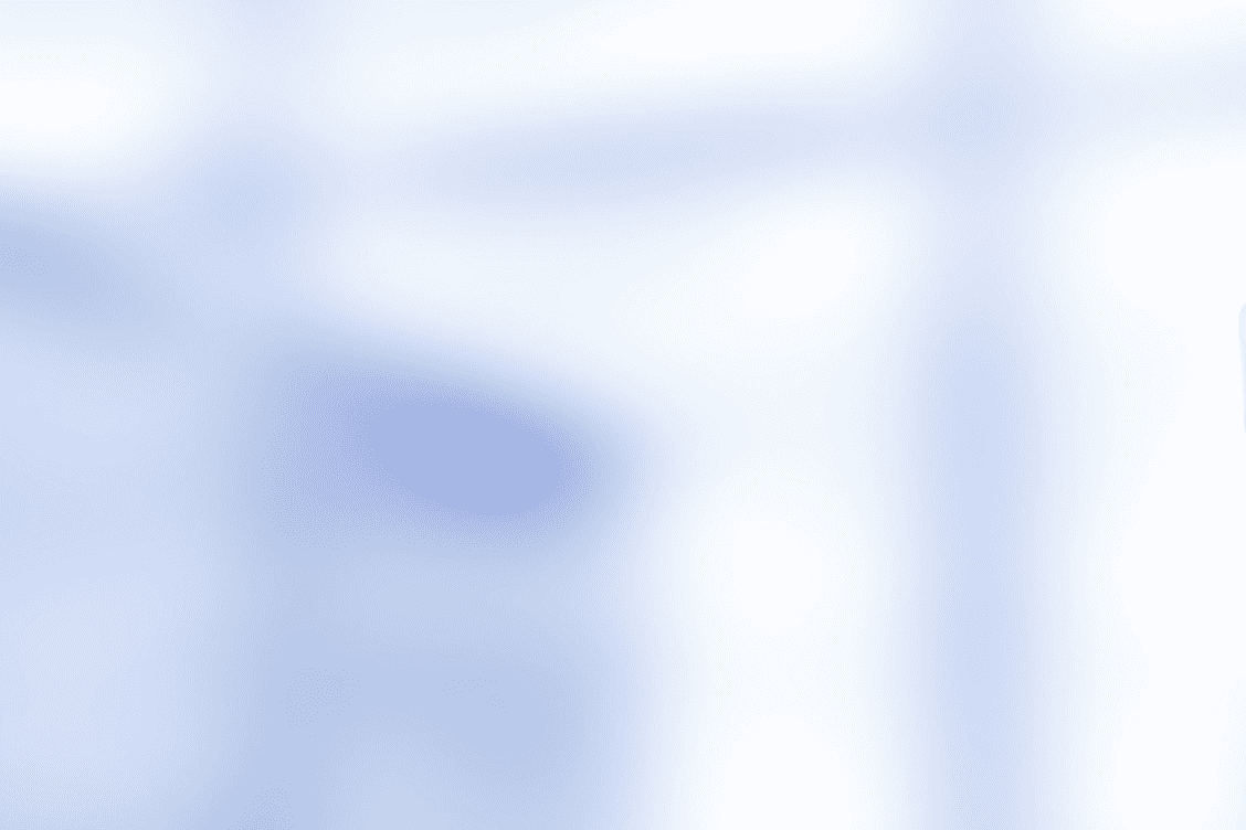 Nahaufnahme eines Arztes in Wei&szlig; mit Stethoskop und blauer Patientenakte in den H&auml;nden. Hintergrund unscharf.