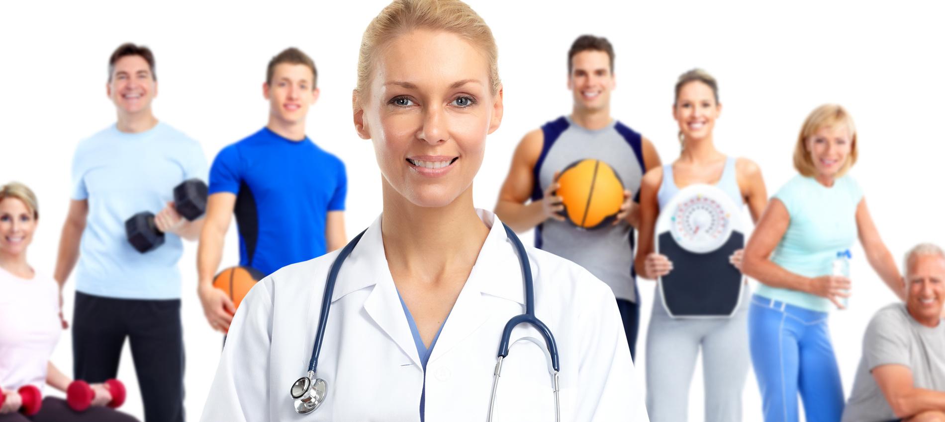 &Auml;rztin mit Stethoskop h&auml;lt Notizen vor einer Gruppe sportlicher Menschen in Fitnesskleidung.