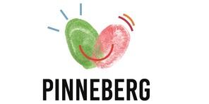 Logo von Pinneberg mit Herzen aus Fingerabdrücken in Grün und Rot, umgeben von bunten Strahlen und dem Schriftzug „PINNEBERG“.