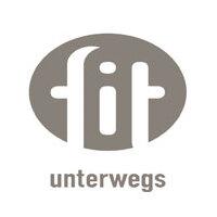 Logo mit der Aufschrift „fit unterwegs“ in einer ovalen Form, Schrift in Braun auf hellem Hintergrund.