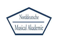 Logo der Norddeutschen Musical Akademie in blauer Schrift auf wei&szlig;em Hintergrund.