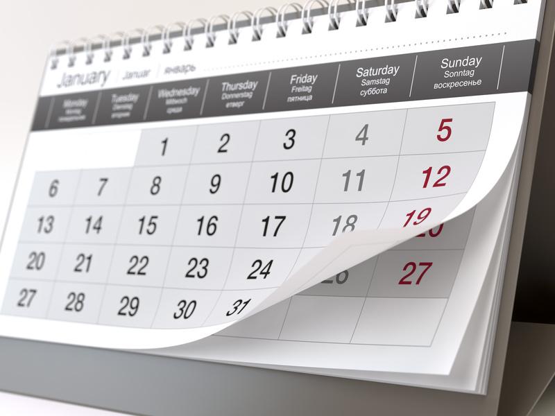 Kalender Aufgerissener Kalender mit Januarblättern, auf denen die Wochentage und Termine deutlich sichtbar sind.