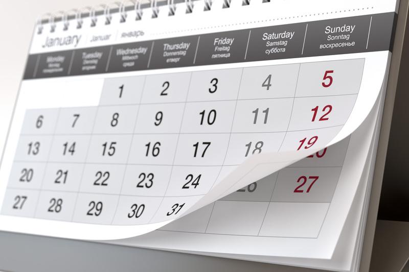 Aufgerissener Kalender mit Januarbl&auml;ttern, auf denen die Wochentage und Termine deutlich sichtbar sind.