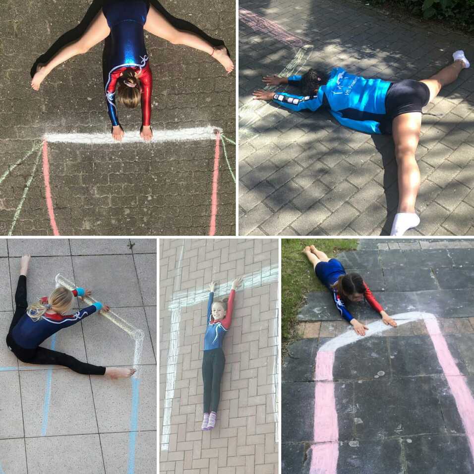 Sechs Kinder posieren in verschiedenen Gymnastikpositionen auf bunten, mit Kreide gezeichneten Formen auf dem Boden.