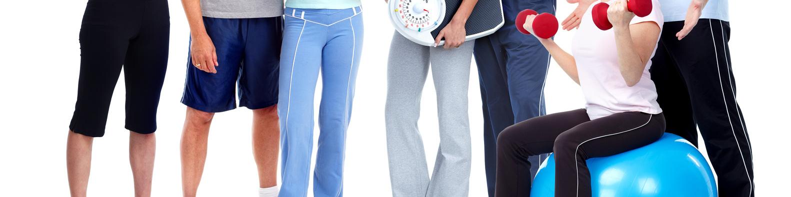 Gruppe von sechs Personen in Sportkleidung, die verschiedene Fitnessgeräte präsentieren, vor hellem Hintergrund.