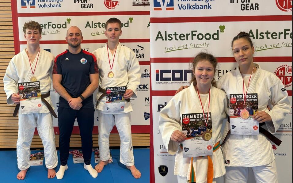 Zwei Gruppen von Judokas mit Medaillen und Urkunden stehen vor einem Hintergrund mit Sponsorenlogos.