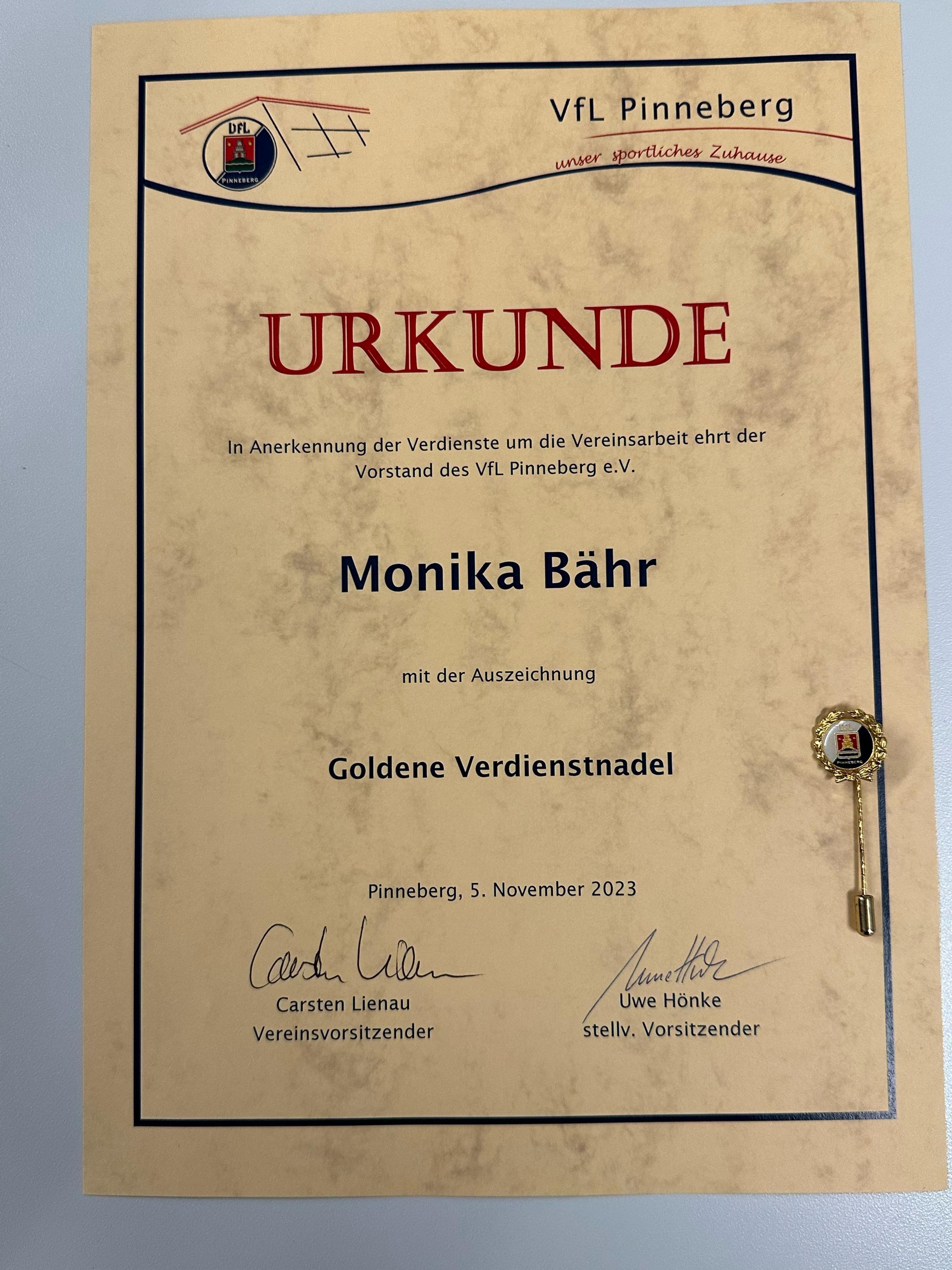 Urkunde des VfL Pinneberg zur Ehrenverleihung an Monika Bähr mit goldener Verdienstnadel, datiert auf den 5. November 2023.