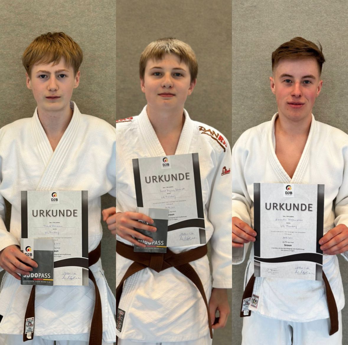 Drei Jugendliche in Judogi halten Urkunden in der Hand, stehen vor einer grauen Wand.