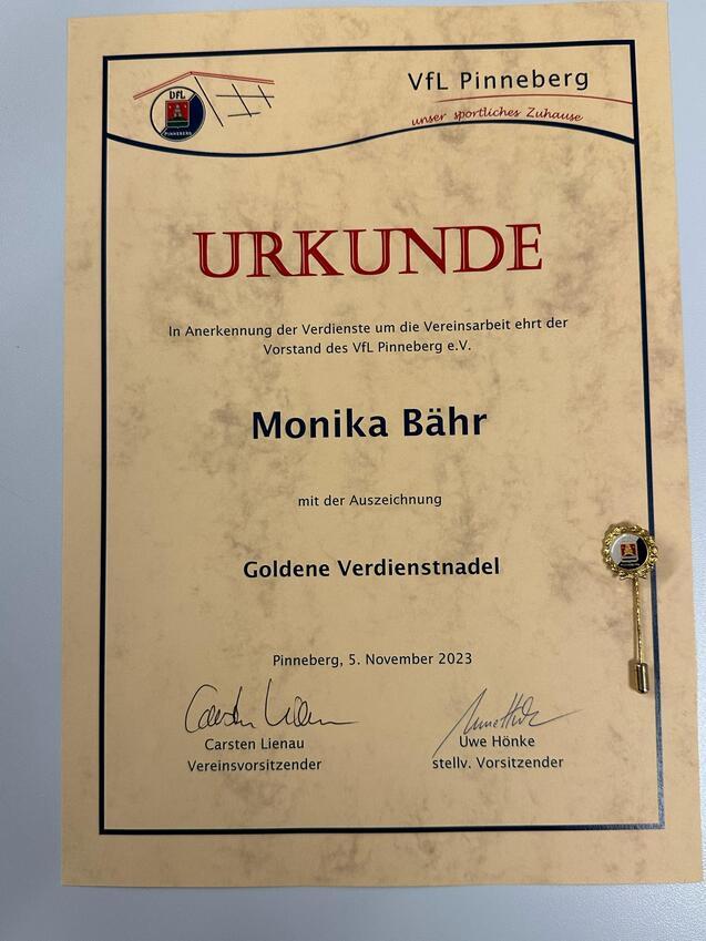 Urkunde des VfL Pinneberg zur Ehrenverleihung an Monika Bähr mit goldener Verdienstnadel, datiert auf den 5. November 2023.