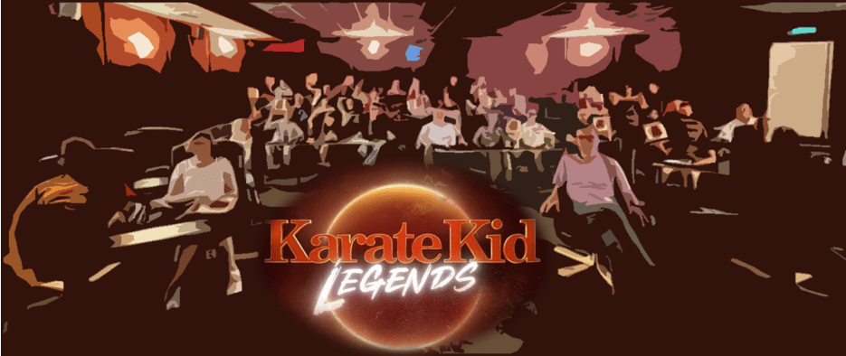 Gruppenszenen bei einer Veranstaltung mit vielen Menschen, im Vordergrund das Logo „Karate Kid Legends“.