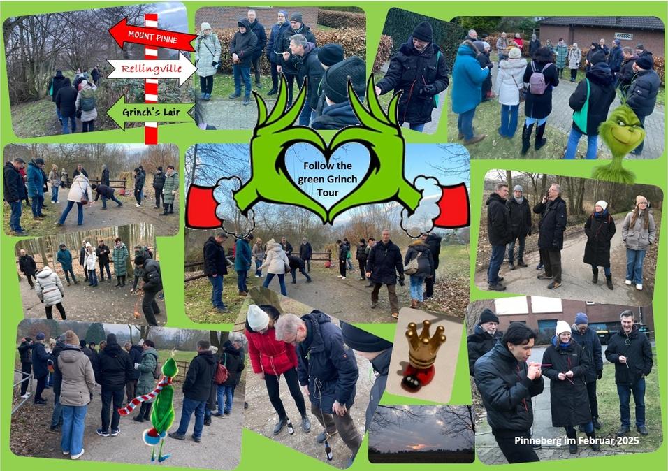 Gruppe von Menschen bei der Grinch-Tour im Freien, umgeben von Bäumen und Wegweisern, versammelt an einem Holzsteg.