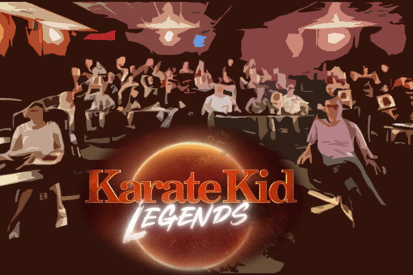 Gruppenszenen bei einer Veranstaltung mit vielen Menschen, im Vordergrund das Logo &bdquo;Karate Kid Legends&ldquo;.