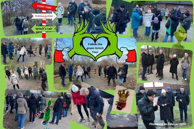 Gruppe von Menschen bei der Grinch-Tour im Freien, umgeben von B&auml;umen und Wegweisern, versammelt an einem Holzsteg.