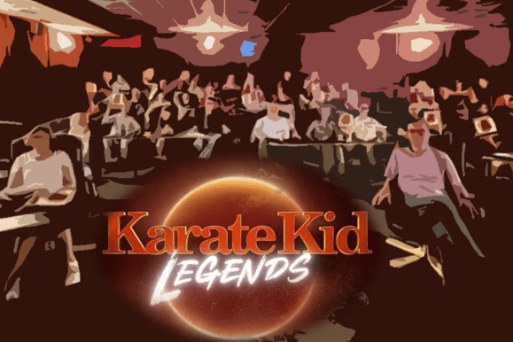 Gruppenszenen bei einer Veranstaltung mit vielen Menschen, im Vordergrund das Logo &bdquo;Karate Kid Legends&ldquo;.
