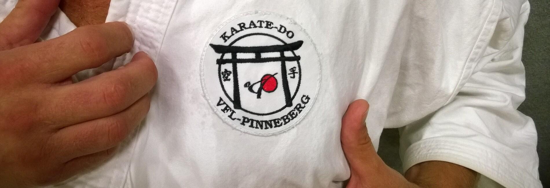 Nahaufnahme eines Karateanzugs mit dem Aufnäher "Karate-Do VFL Pinneberg".