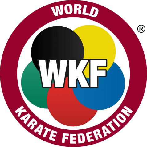 Logo der World Karate Federation mit bunten Kreisen und dem Schriftzug „WKF“ in der Mitte auf rotem Hintergrund.