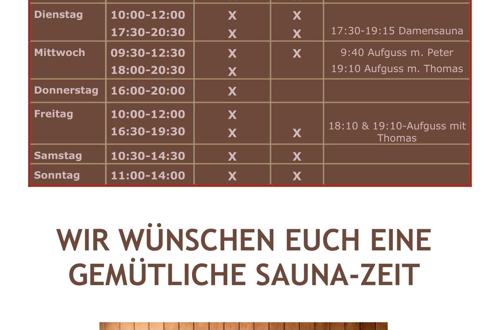 Tabelle mit Sauna&ouml;ffnungszeiten ab 21. Oktober 2024 und Holzregal mit Handt&uuml;chern sowie Saunaeimer im Bild.