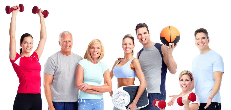 Gruppe von Fitnessbegeisterten in Sportkleidung, einige halten Hanteln, ein Medizinball und ein Balancegerät.