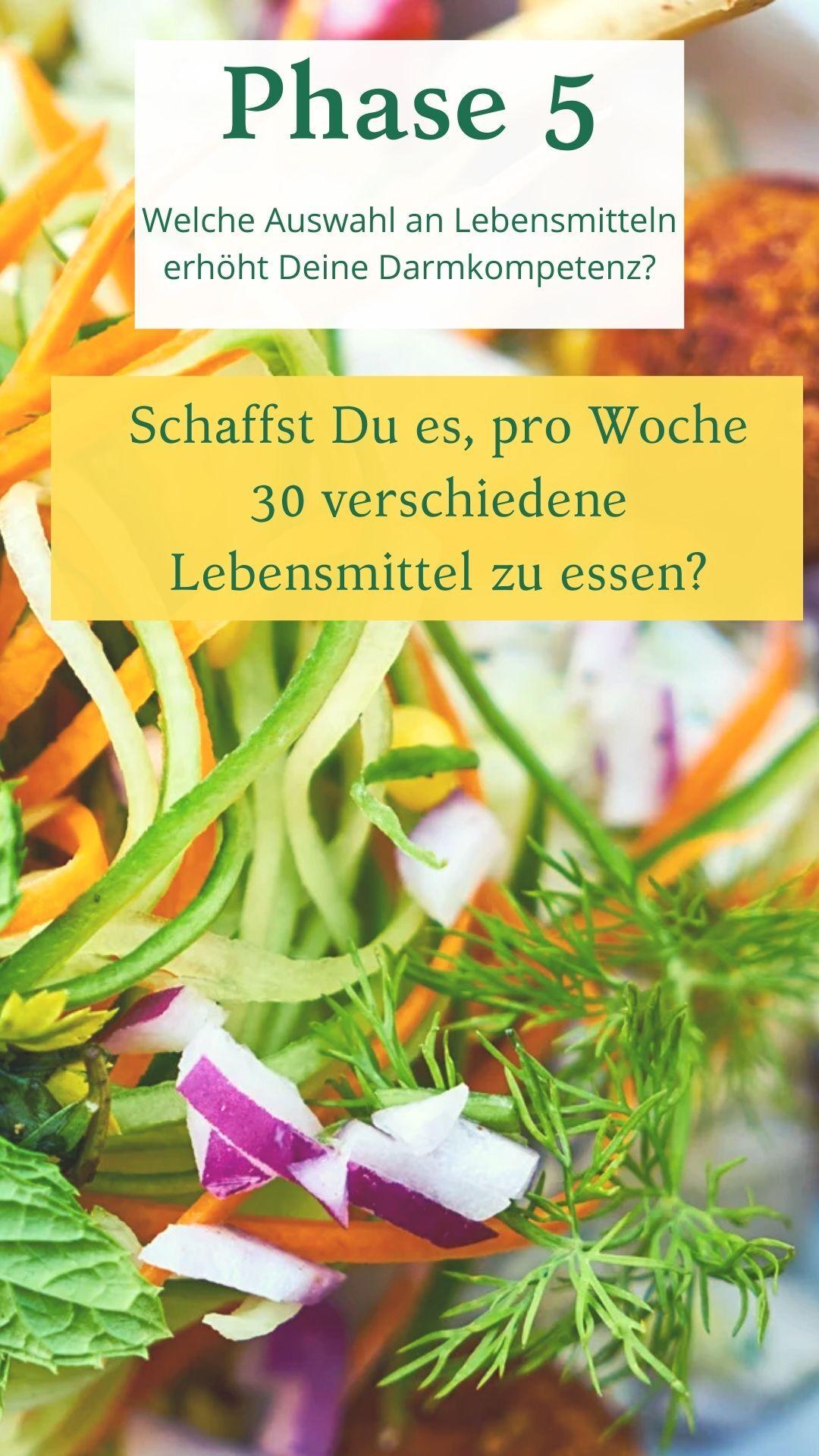 Bunte Mischung aus frisch geschnittenem Gemüse auf einem Teller, mit Text zu Lebensmittelvielfalt für die Darmgesundheit.