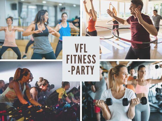 Gruppentraining in einem Fitnessraum mit Menschen, die tanzen, Hula-Hoops nutzen und Gewichte heben.