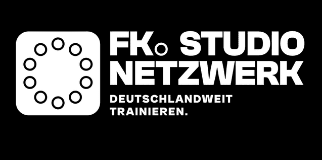 Logo des FK. Studio Netzwerks auf schwarzem Hintergrund mit dem Slogan „Deutschlandweit trainieren“.