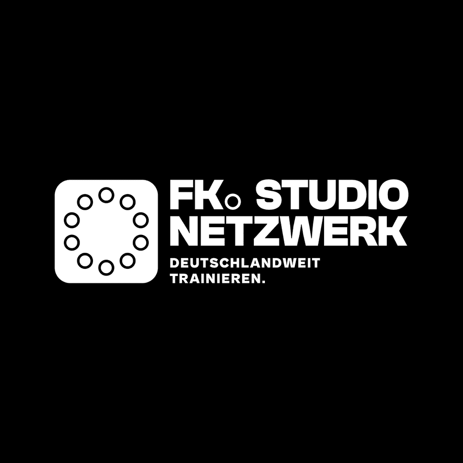 Logo des FK. Studio Netzwerks auf schwarzem Hintergrund mit dem Slogan „Deutschlandweit trainieren“.