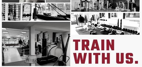 Collage von Fitnessgeräten und trainierenden Personen in einem modernen Fitnessstudio mit dem Slogan „Train with us“.