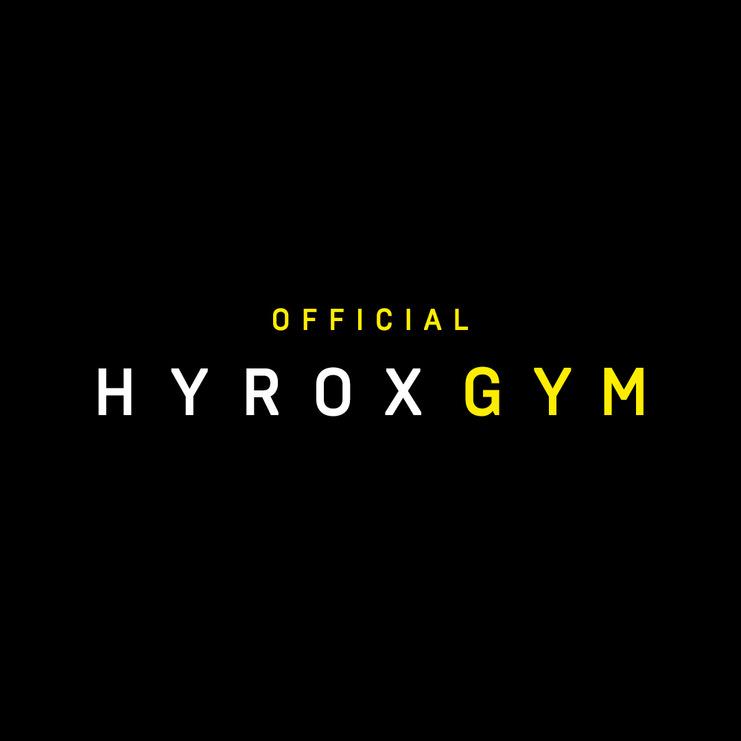 Logo von HYROX GYM mit schwarzem Hintergrund, gelben und weißen Buchstaben, betont "OFFICIAL" und "GYM".