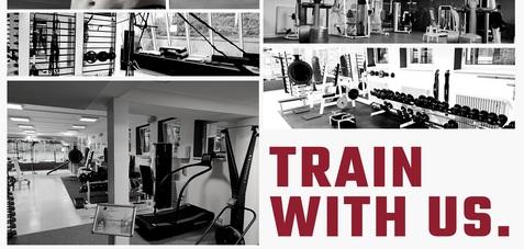 Collage von Fitnessger&auml;ten und trainierenden Personen in einem modernen Fitnessstudio mit dem Slogan &bdquo;Train with us&ldquo;.