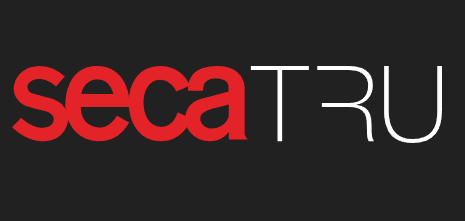 Logo von secaTRU in roter und wei&szlig;er Schrift auf schwarzem Hintergrund.
