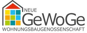Logo der Neuen GewoGe mit bunten Fenstern und einem Hausdach in Rot. Schriftzug: „NEUE GewoGe Wohnungsbaugenossenschaft“.