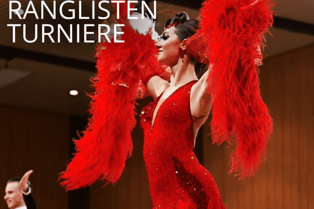 Tanzende Frau in rotem, glitzerndem Kleid mit Federn bei einem Ranglistenturnier in einer Sporthalle.