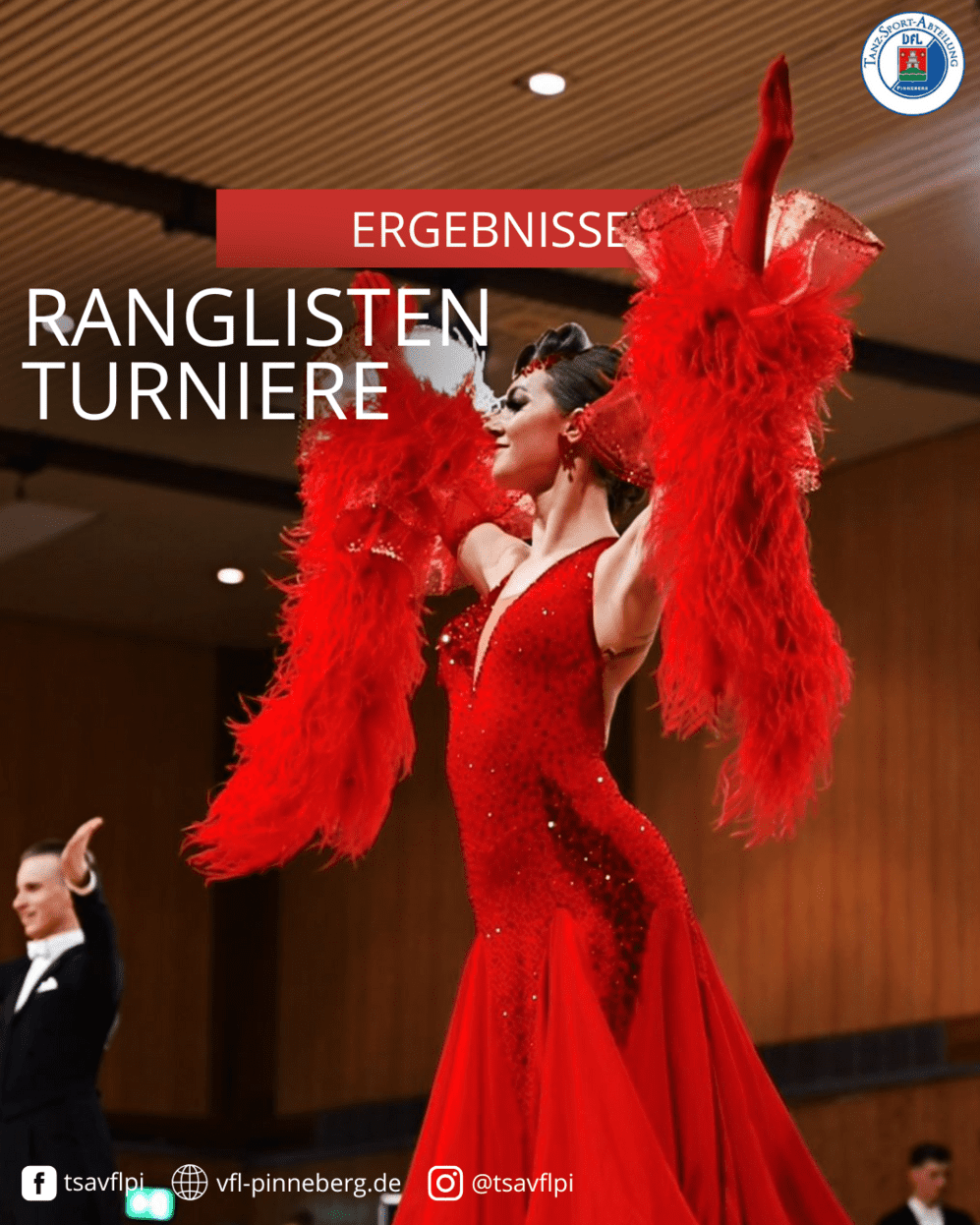 Tanzende Frau in rotem, glitzerndem Kleid mit Federn bei einem Ranglistenturnier in einer Sporthalle.