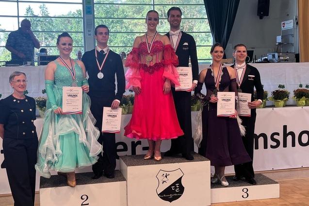 Tanzpaar auf Podium Siegerehrung