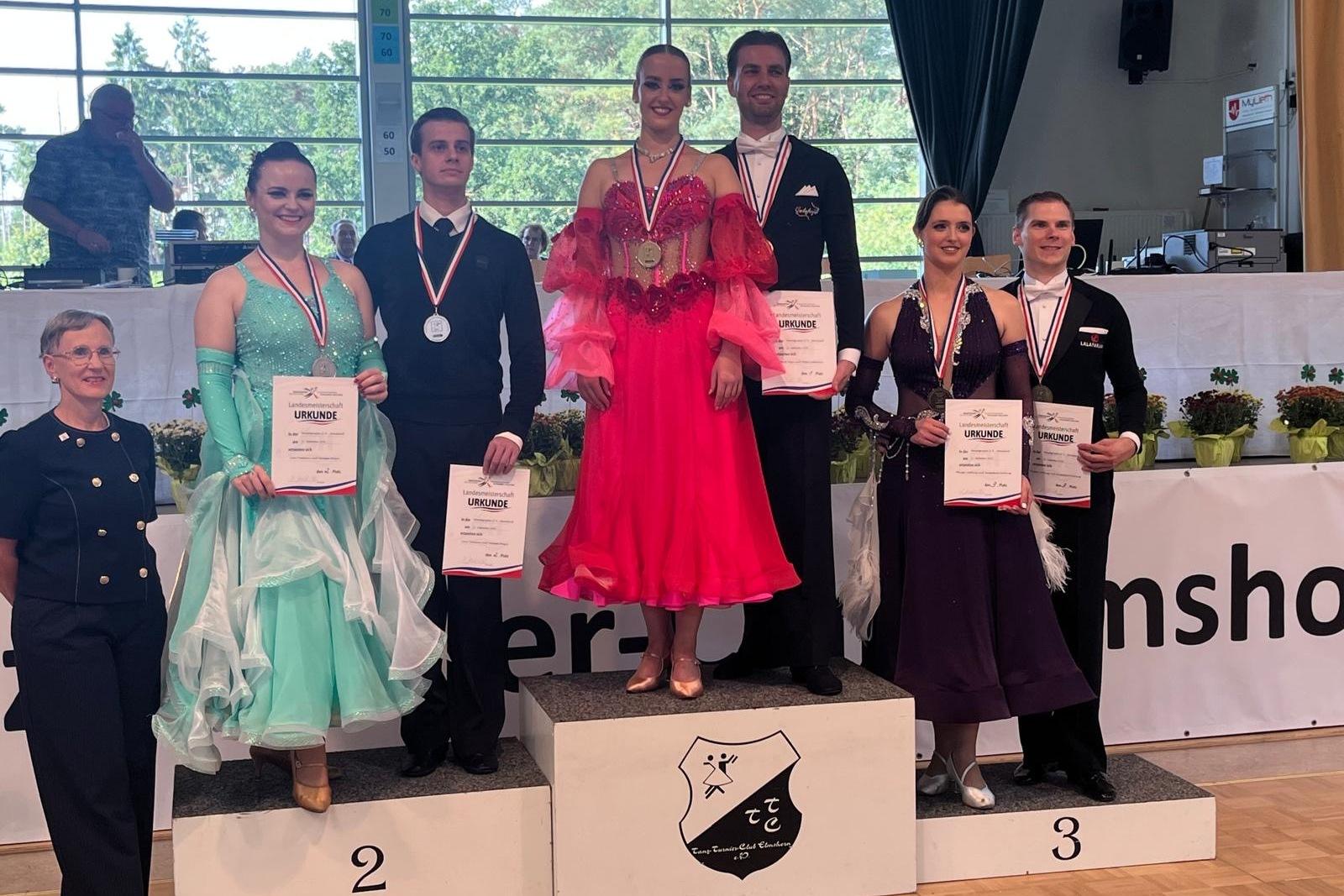 Tanzpaar auf Podium Siegerehrung