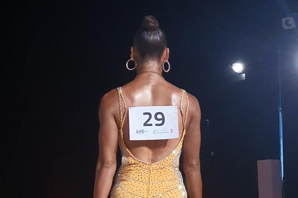 Raphaela Haberkorn HSF Rückenansicht einer Latein Turniertänzerin im gelben Kleid, Solo, Startnummer 29