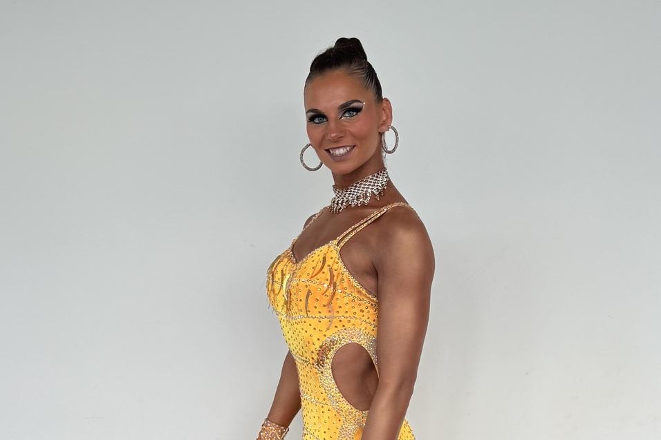 Raphaela Haberkorn Latein Turniertänzerin in gelbem Kleid
