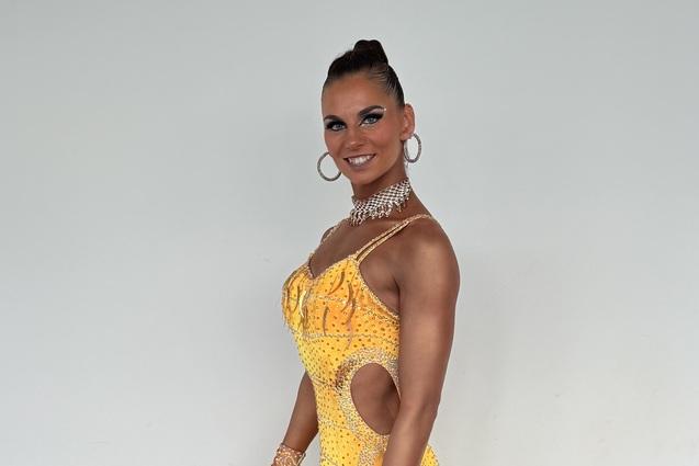 Latein Turniert&auml;nzerin in gelbem Kleid