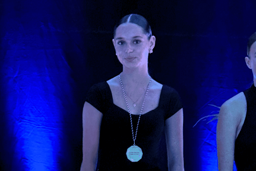 Jana Weber beim Hanseativ Solo Festival, Siegerehrung Junges Mädchen mit Goldmedaille
