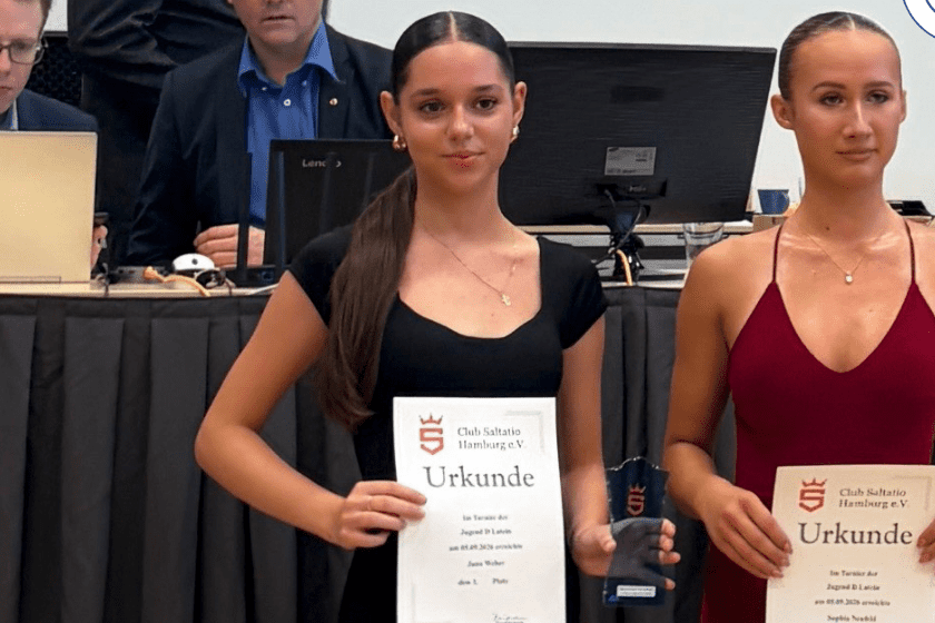 Jana Weber bei den Solo Turnieren im Club Saltatio, erster Platz junge Tänzerin, hält Urkunde und Pokal