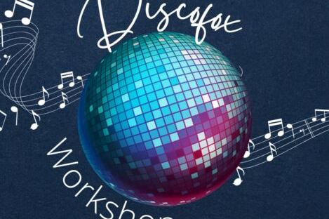 In einem dunklen Hintergrund schimmert eine Discokugel, umgeben von musikalischen Noten und dem Text &bdquo;Discofox Workshop&ldquo;.