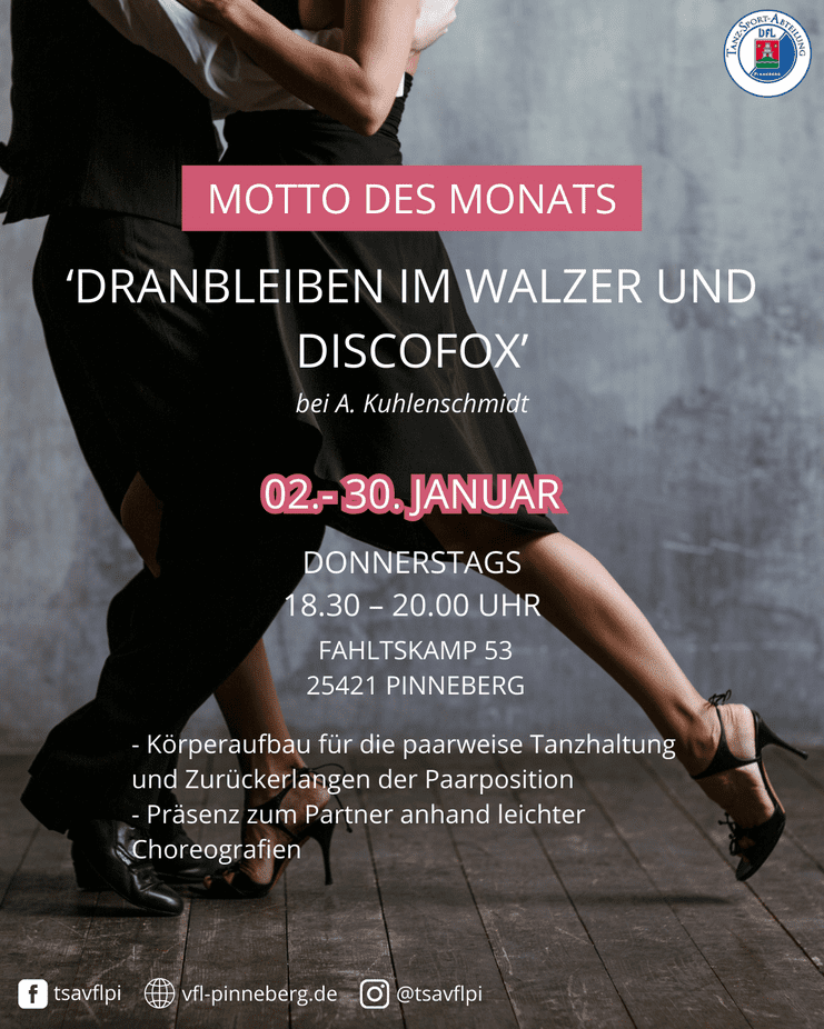 Tanzpaar in eleganter Kleidung beim Walzer in einem stilvollen Raum; Eventdetails im Hintergrund.