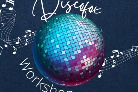 In einem dunklen Hintergrund schimmert eine Discokugel, umgeben von musikalischen Noten und dem Text &bdquo;Discofox Workshop&ldquo;.